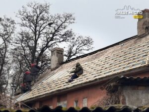 Відновлення покрівель пошкоджених будинків у Дніпрі після атак рф