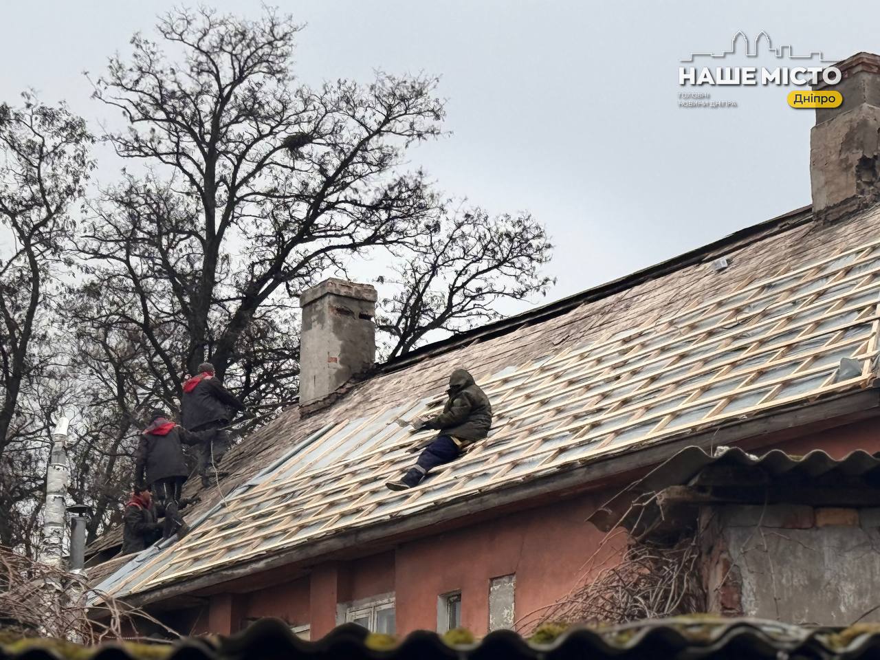 Відновлення покрівель пошкоджених будинків у Дніпрі після атак рф