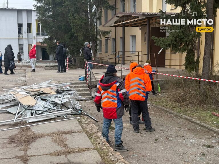 У Дніпрі триває ліквідація наслідків обстрілу