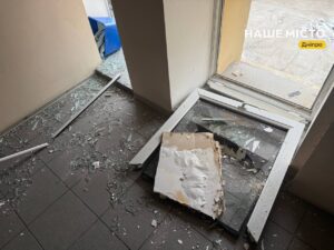 Наслідки нічної атаки у Дніпрі: пошкодження будівель та автомобілів