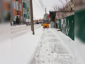 Спецтехніка очищає дороги в Дніпрі вночі для безпеки громадян