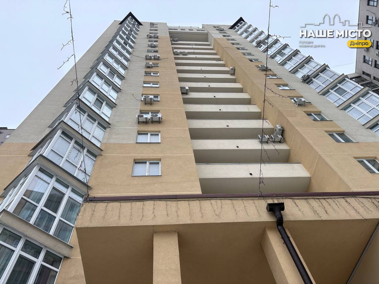 У Дніпрі безкоштовно відновлюють будинок ОСББ після атаки