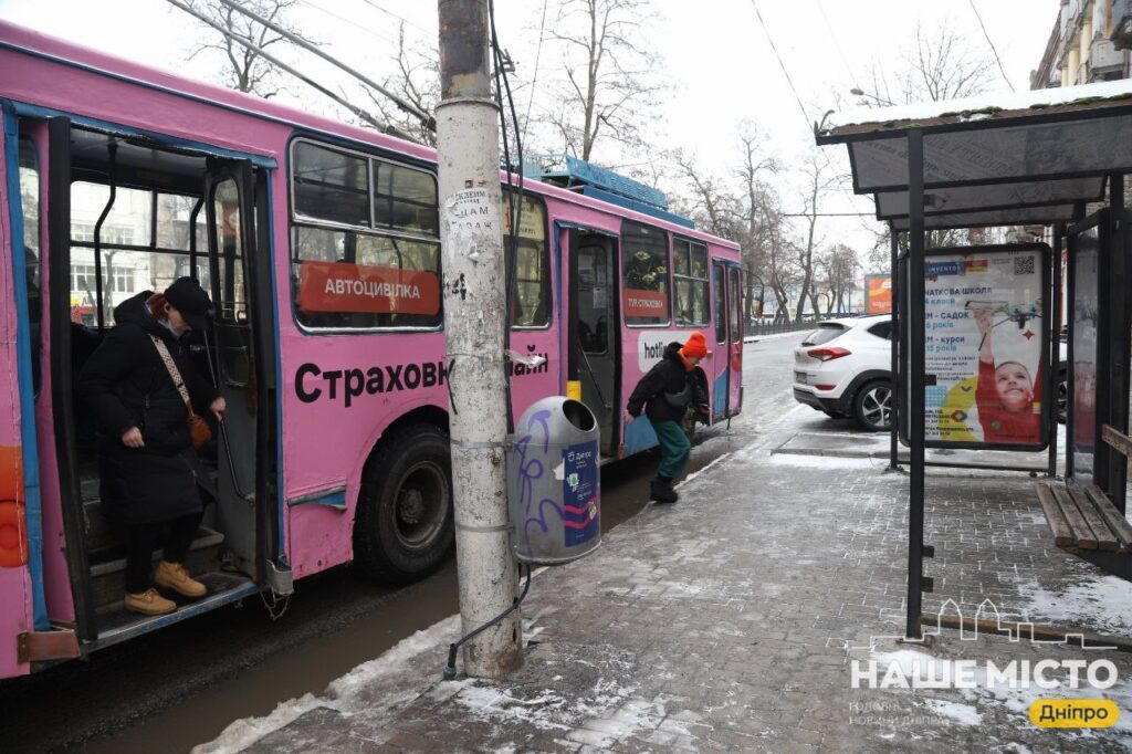 Дніпро бореться зі снігопадами: стабільна робота громадського транспорту