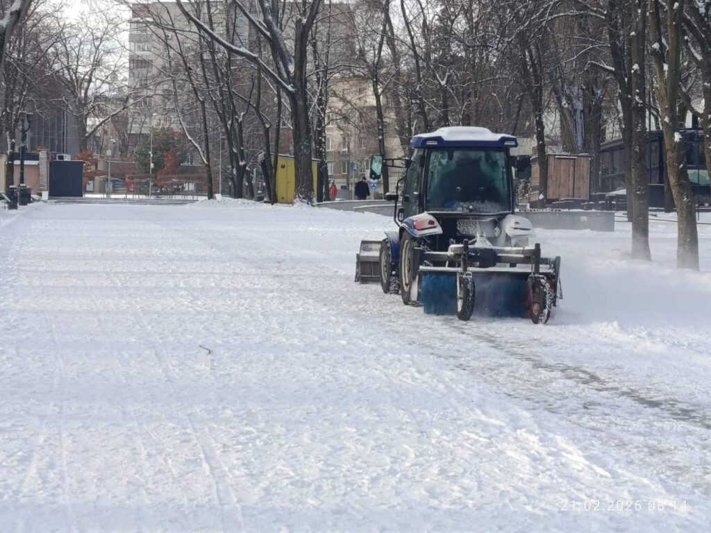 Комунальники Дніпра працюють над сніговими перешкодами з ранку