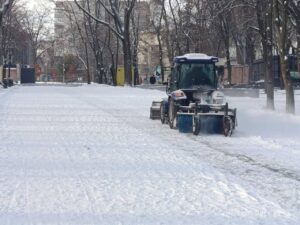Комунальники Дніпра працюють над сніговими перешкодами з ранку