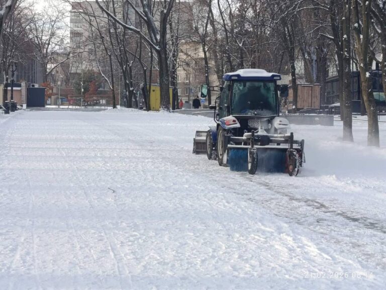 Комунальники Дніпра працюють над сніговими перешкодами з ранку