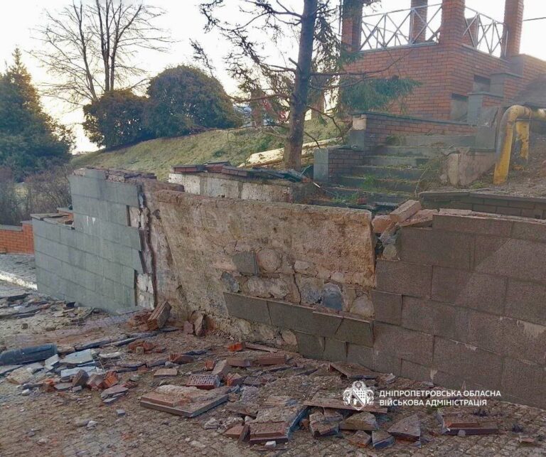 Ворожий удар по Дніпру: поранення та пошкодження будинків