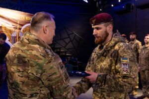 Капітана з Дніпропетровщини нагороджено за мужність на фронті