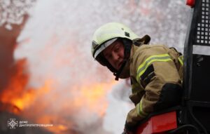 Ліквідовано велику пожежу на Дніпропетровщині після російського обстрілу