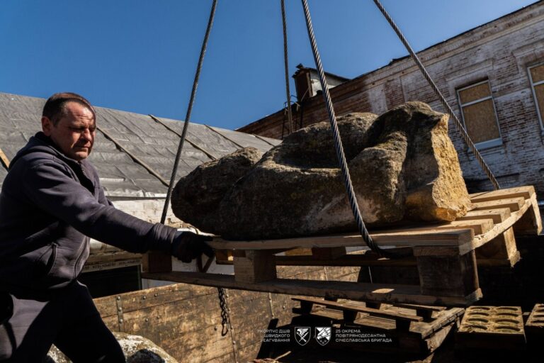 Врятовано давні статуї: переміщено кам’яних баб на Дніпропетровщині