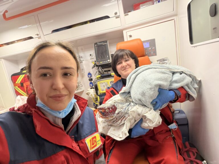 У Кривому Розі жінка несподівано народила двійню вдома