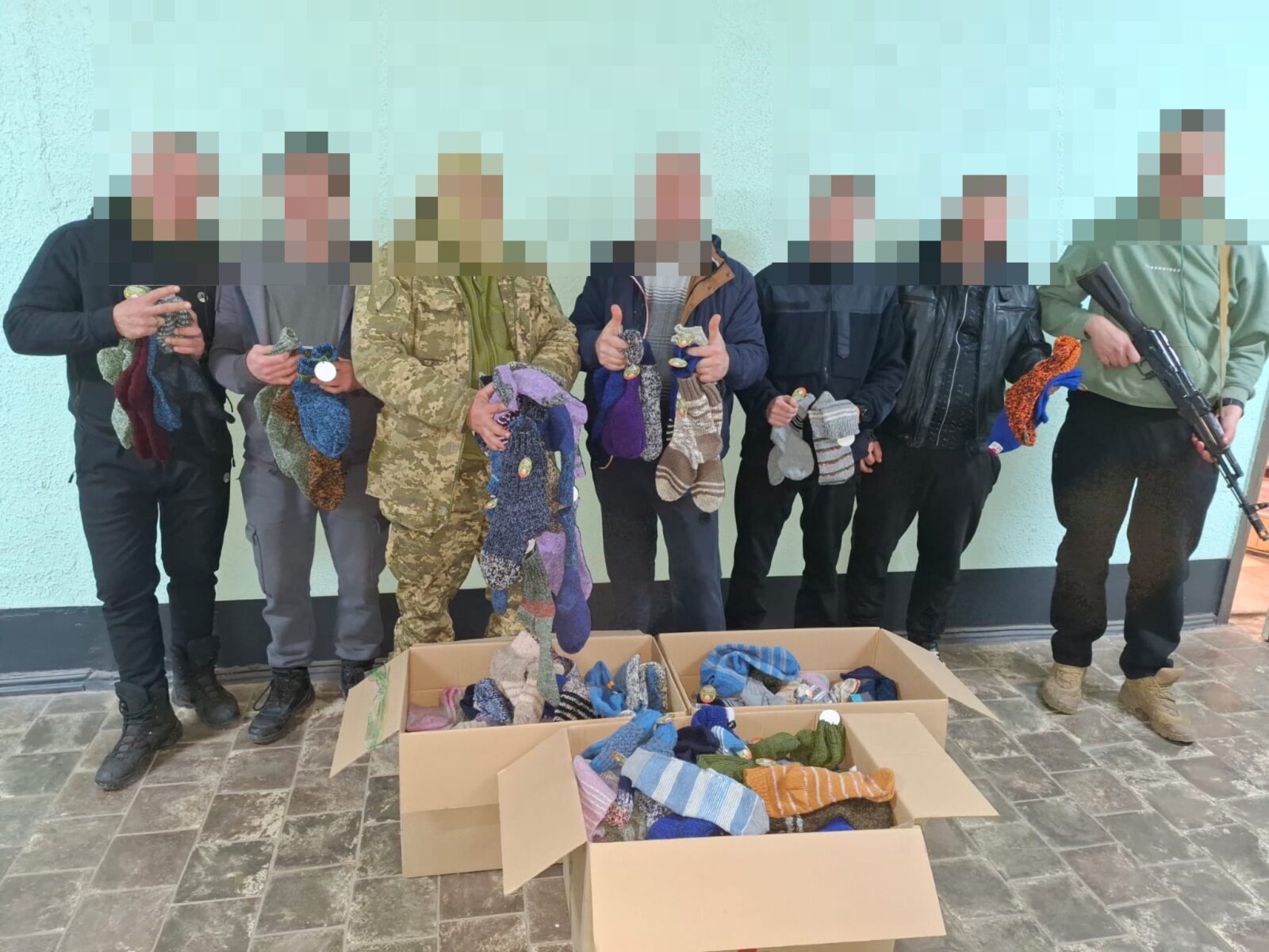 Рекорд у Дніпрі: понад 2400 пар шкарпеток в'язаних для військових