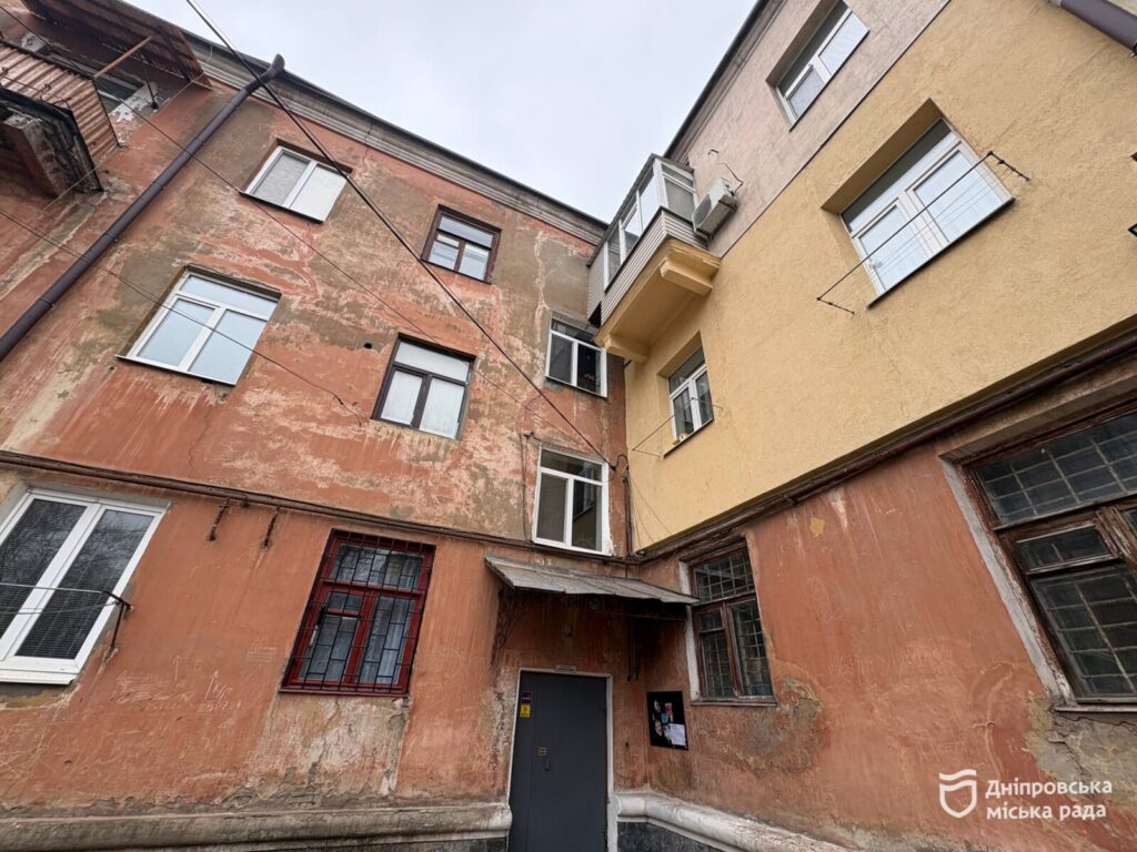 У Дніпрі відновили покрівлю в одному з трьох пошкоджених будинків після атаки