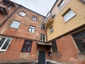 У Дніпрі відновили дахи будинків, пошкоджених через обстріл