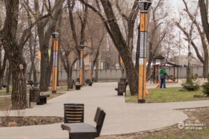 У Дніпрі триває весняне прибирання скверу Металургів