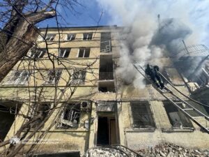 У Дніпрі внаслідок ворожої атаки пошкоджено багатоповерхівку, є поранені