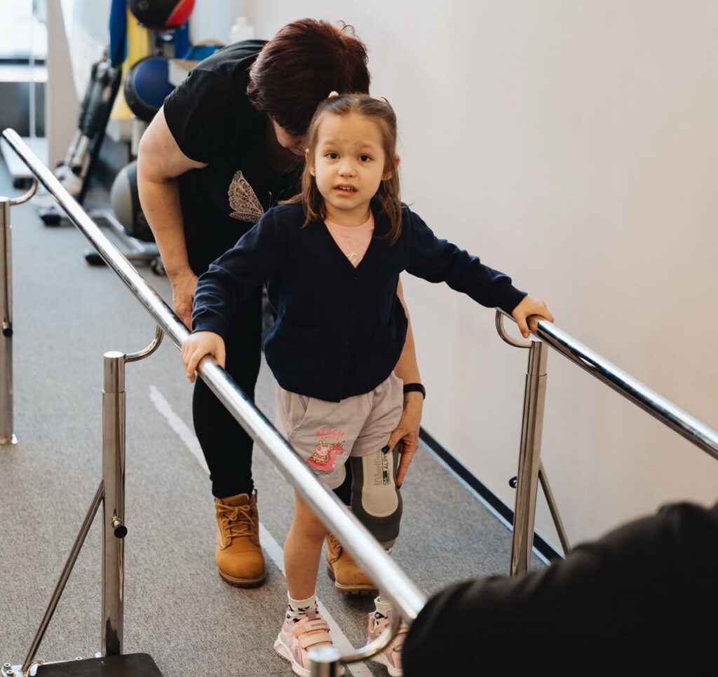 5-річна Марійка навчається ходити на протезі після обстрілу