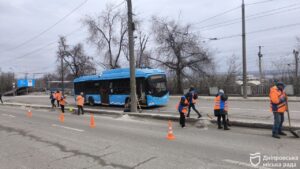 У Дніпрі триває прибирання доріг після зими