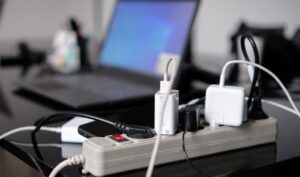 Як «енергетичні вампіри» підвищують ваші рахунки за електроенергію?