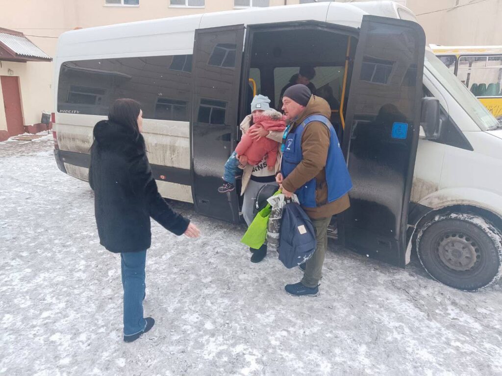 Евакуація з Синельниківських громад: понад 45 тис. осіб покинули домівки