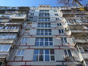 У Дніпрі відновлюють будинок пошкоджений ракетним обстрілом
