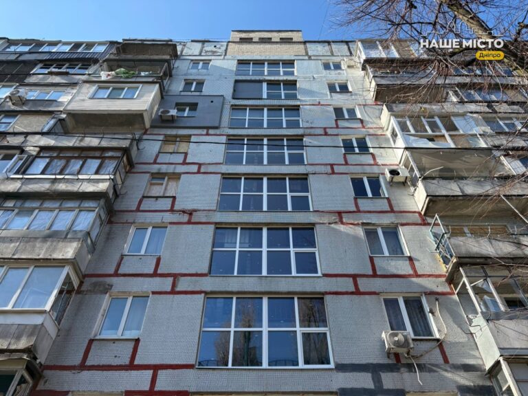 У Дніпрі відновлюють будинок пошкоджений ракетним обстрілом