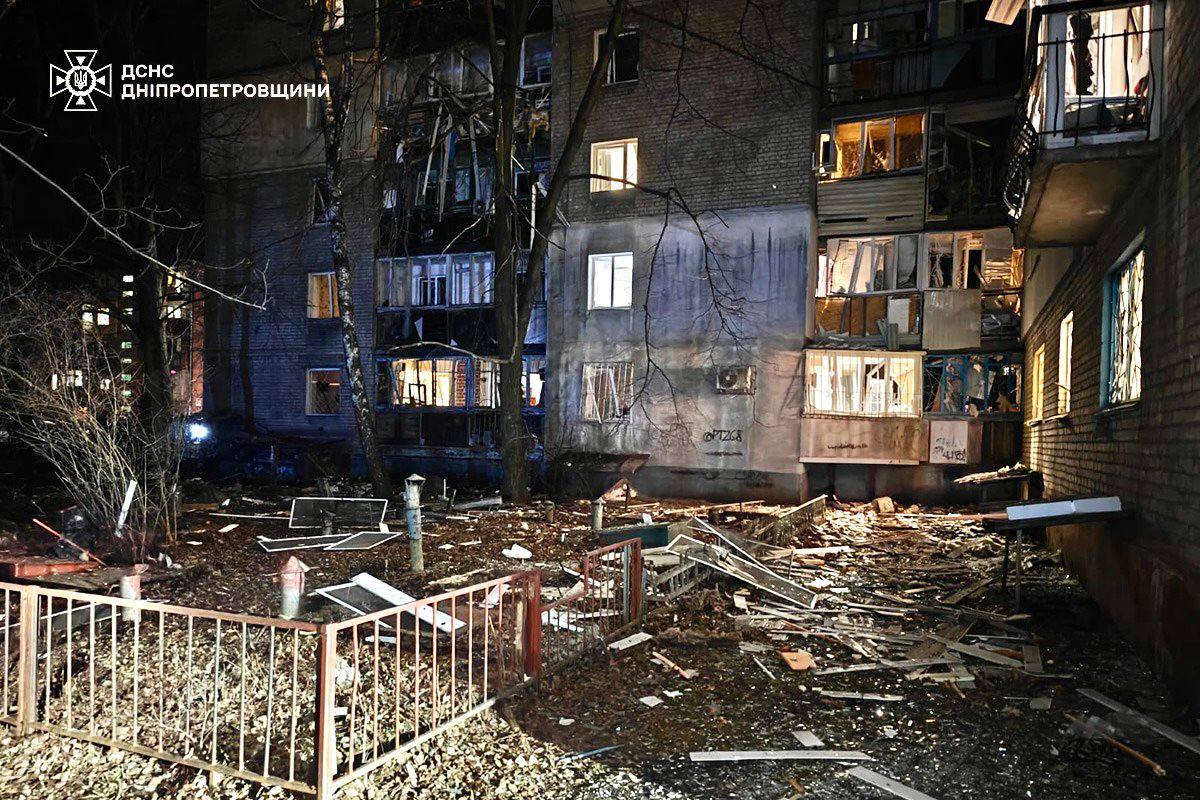 Наслідки нічної ракетної атаки у Дніпрі: десяток постраждалих
