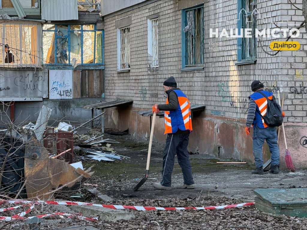 Дніпро відновлюється після нічної атаки: комунальники у дії