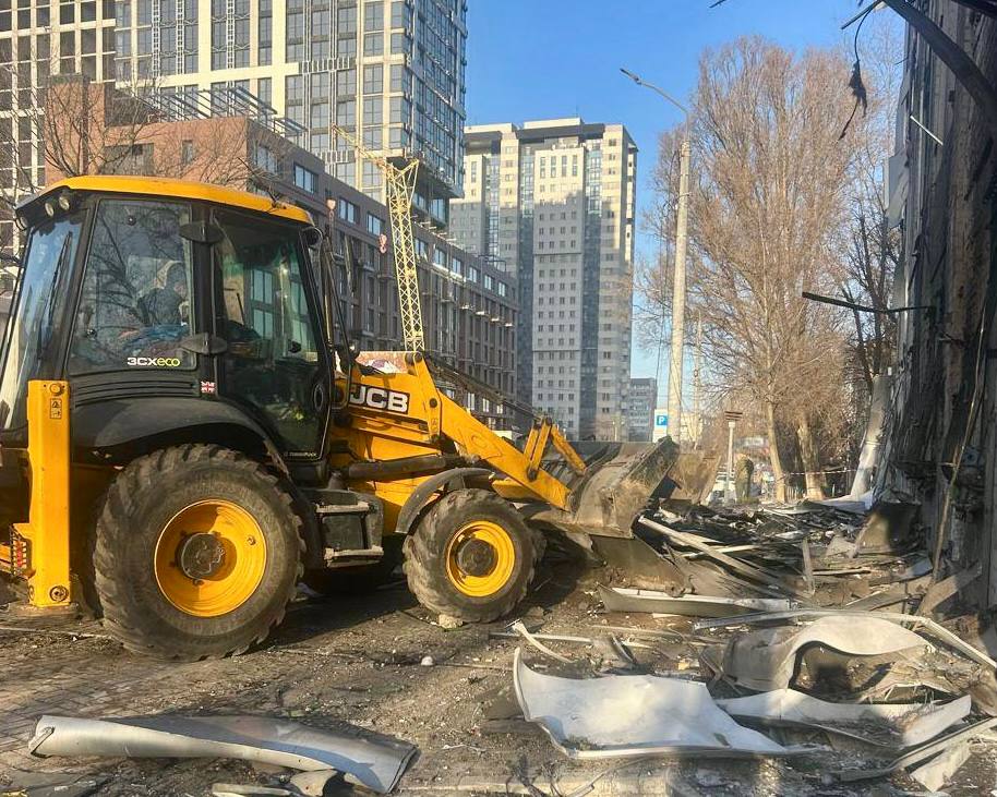 Масштабне прибирання у Дніпрі після атак: вивезено тонни уламків