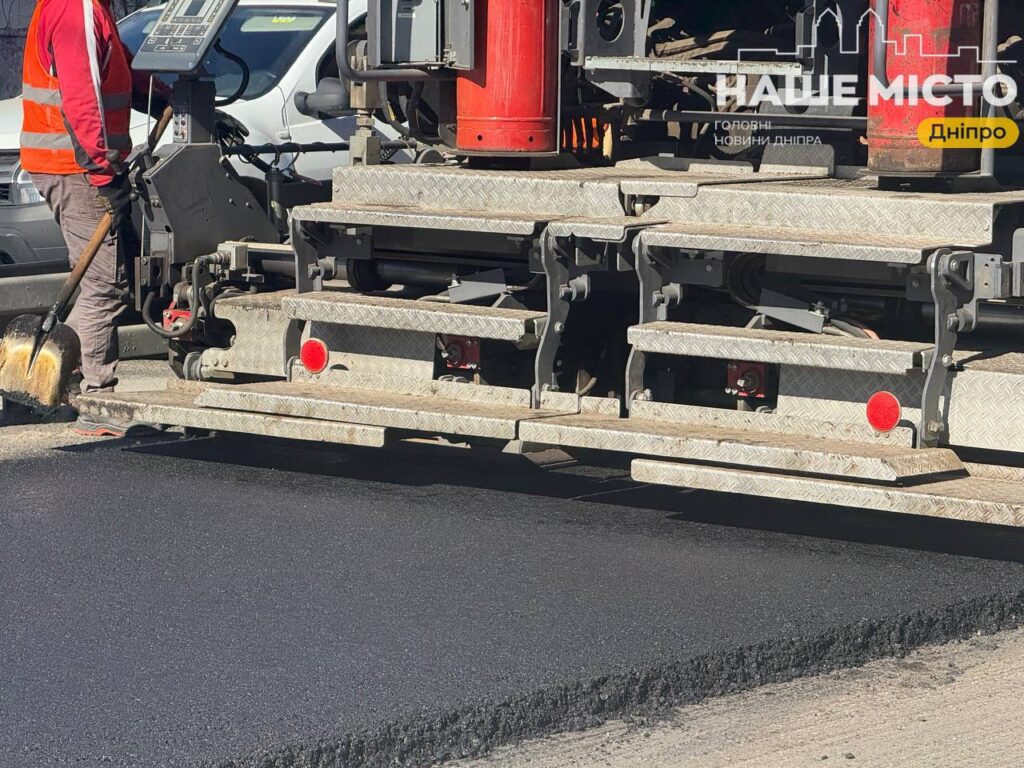 У Дніпрі ремонтують дороги: зменшуємо ямковість