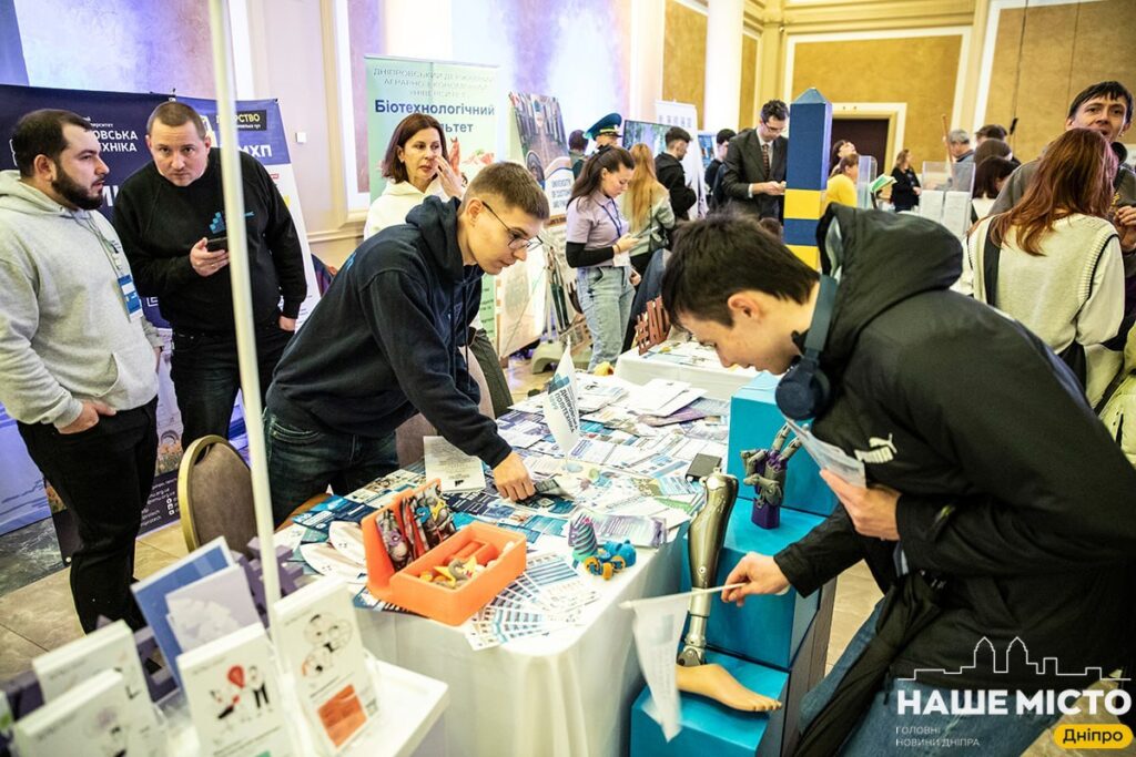 У Дніпрі відновлюють гуртожитки та проводять освітній фестиваль