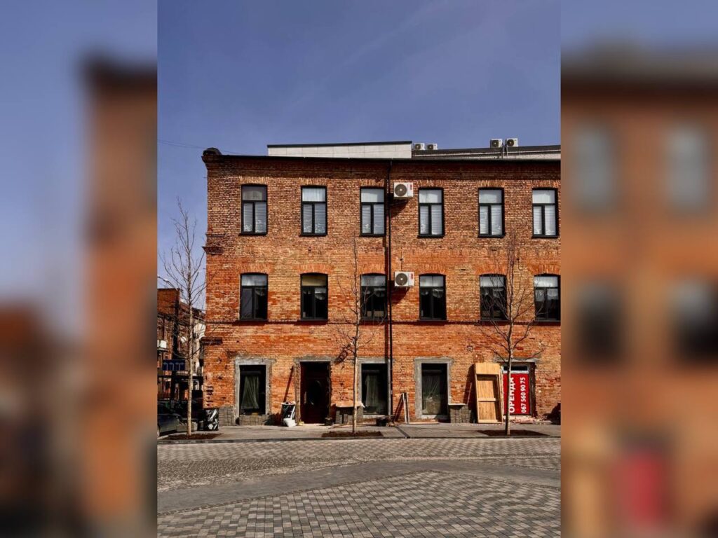 У центрі Дніпра оновлюють територію колишньої «Володарки»