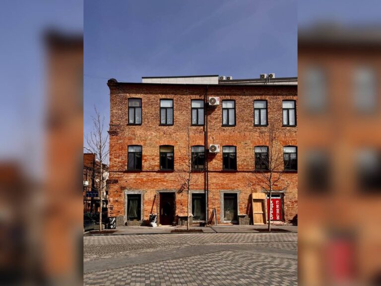 У центрі Дніпра оновлюють територію колишньої «Володарки»