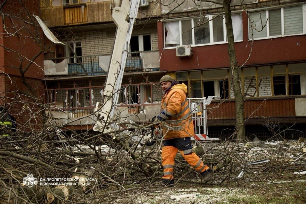 Комунальники ліквідують наслідки атаки у Дніпрі
