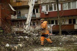 Комунальники ліквідують наслідки атаки у Дніпрі