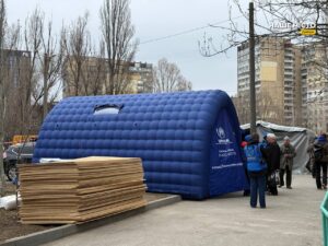 Відновлення після атаки в Дніпрі: закривають пошкоджені вікна