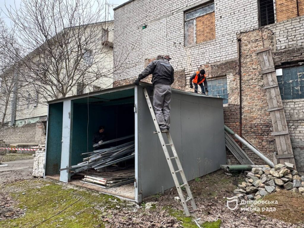 У Дніпрі демонтовано незаконну металеву конструкцію на вул. Пастера