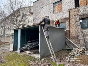 У Дніпрі демонтовано незаконну металеву конструкцію на вул. Пастера