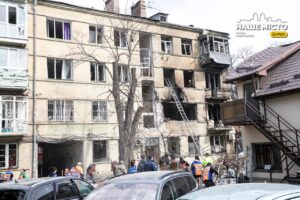 Пошкодження вікон і школи після обстрілу в центрі Дніпра