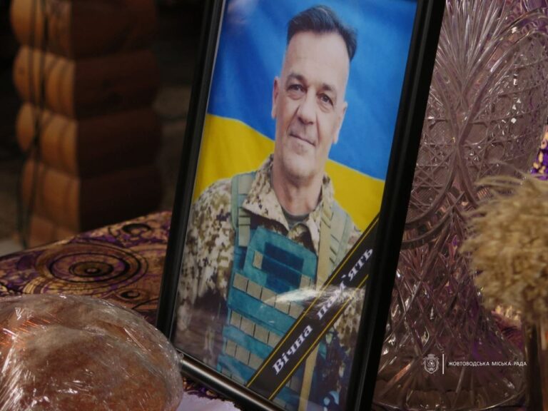 У Жовтих Водах попрощалися з загиблим захисником Віктором Темляковим