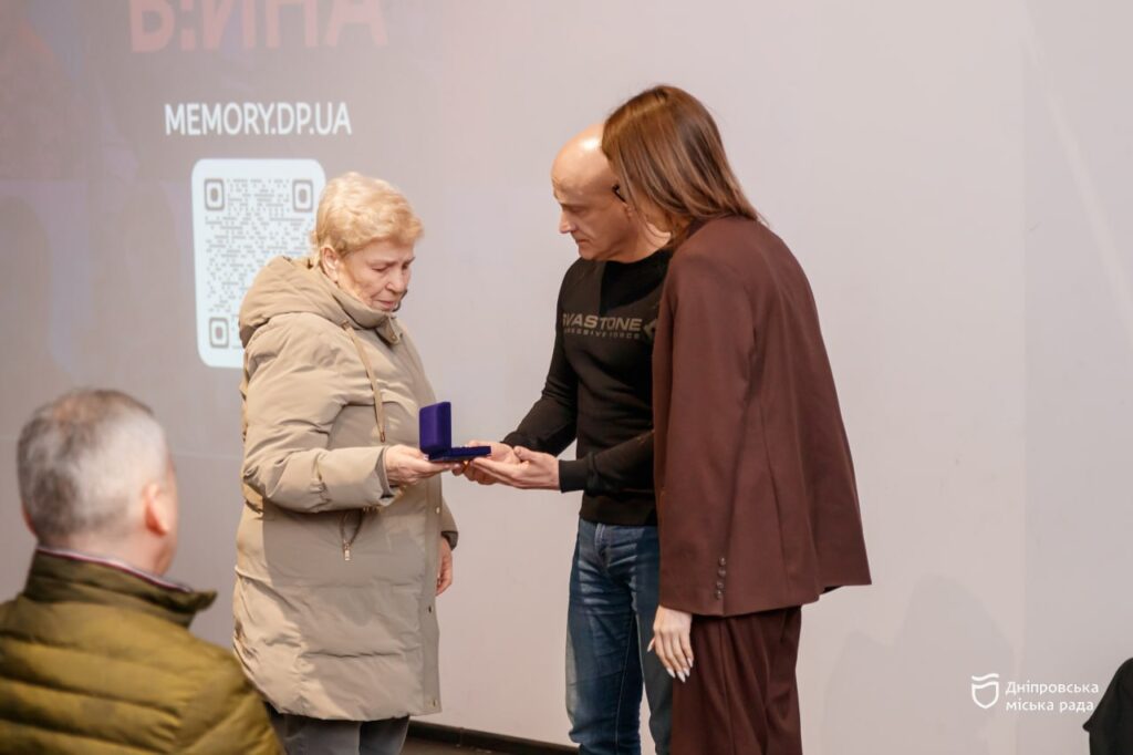 У Дніпрі 13 загиблих військових посмертно нагородили медаллю «Захисник Вітчизни»