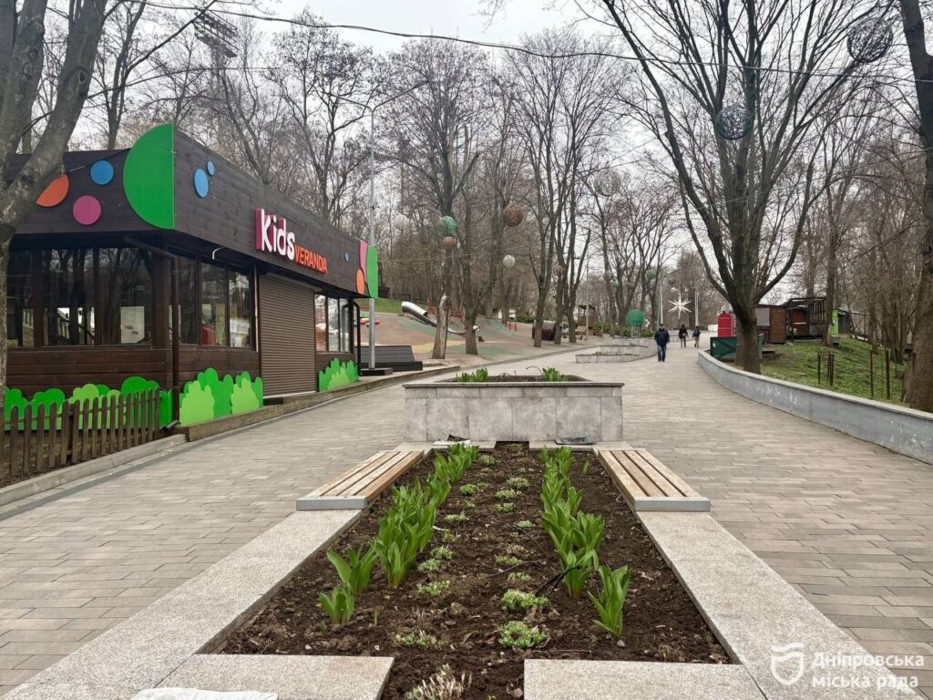 У парку Зеленому Гаю у Дніпрі тривають весняні роботи з прибирання