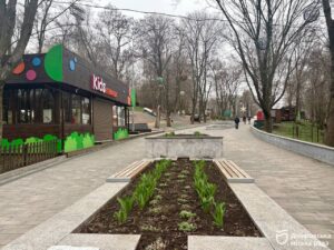 У парку Зеленому Гаю у Дніпрі тривають весняні роботи з прибирання