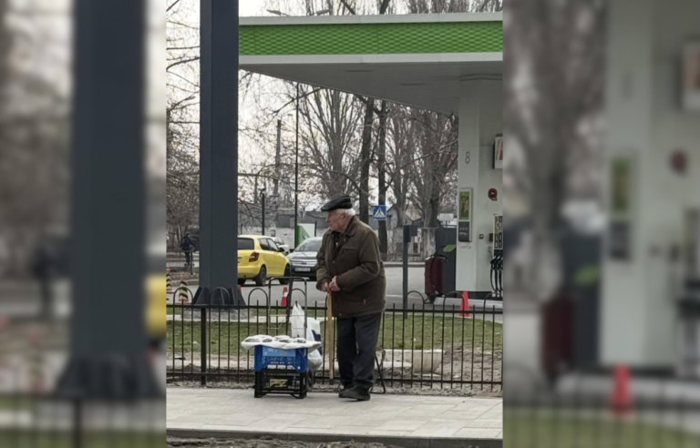 У Дніпрі 83-річний чоловік продає власноруч підготовлені горіхи біля заправки