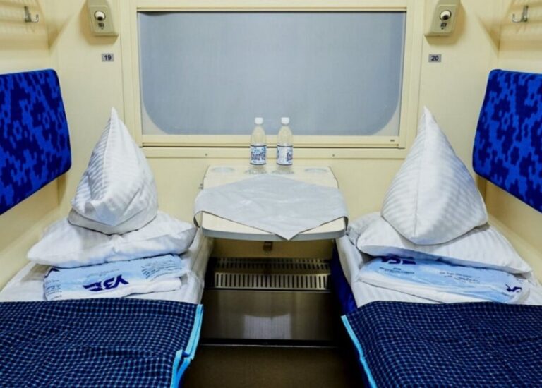 Укрзалізниця пояснила, чи мають пасажири збирати постіль у поїздах