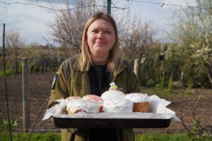 Сержантка Оксана пекла паски для військових на передовій