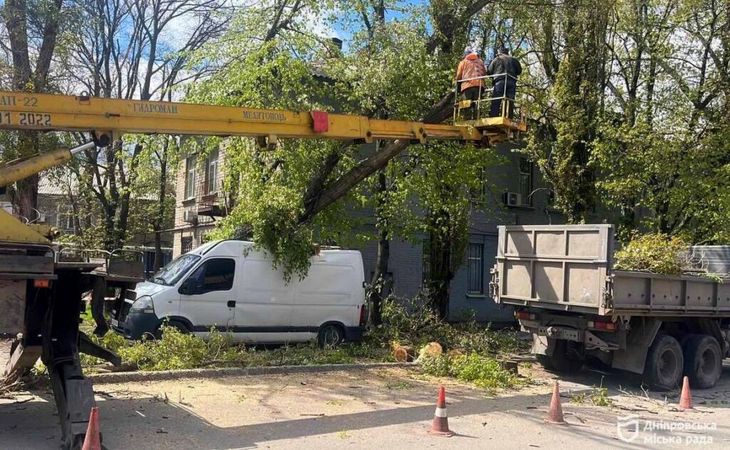 У Дніпрі триває ліквідація наслідків буревію: понад 270 заявок опрацьовано