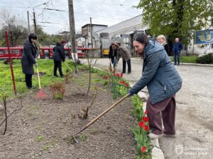 Понад 40 працівників електротранспорту взяли участь у весняному прибиранні Дніпра