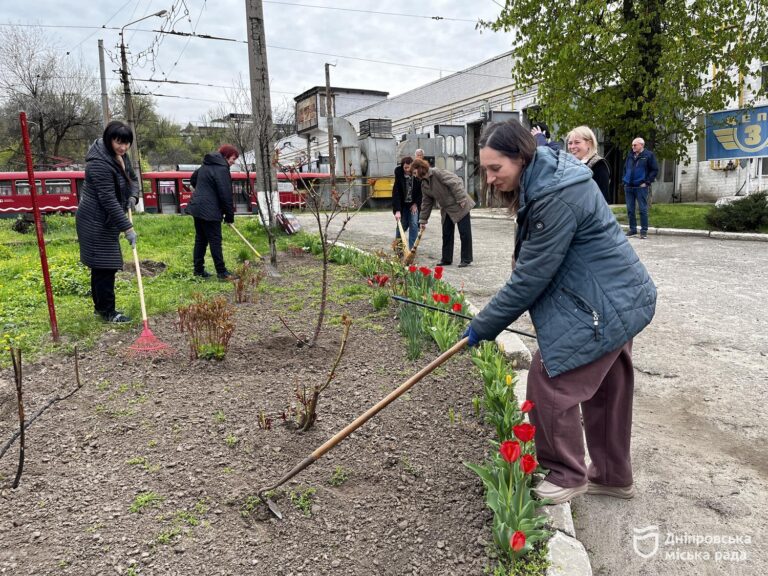 Понад 40 працівників електротранспорту взяли участь у весняному прибиранні Дніпра