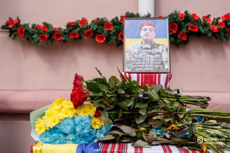 У Дніпрі відкрили меморіальну дошку морському піхотинцю Євгену Глушаку